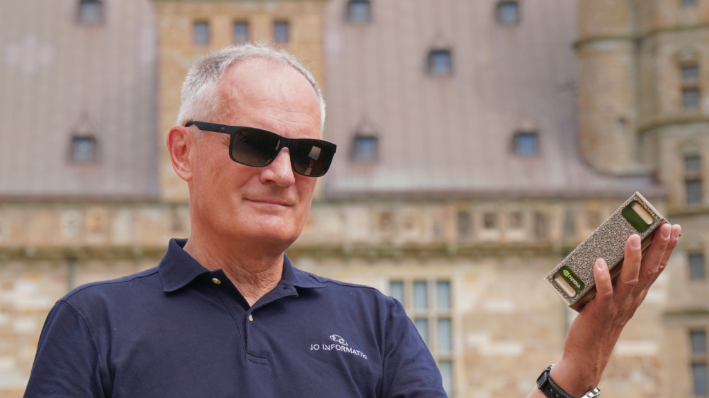 Direktør og stifter Jesper Olsen med AI-server foran Kronborg Slot